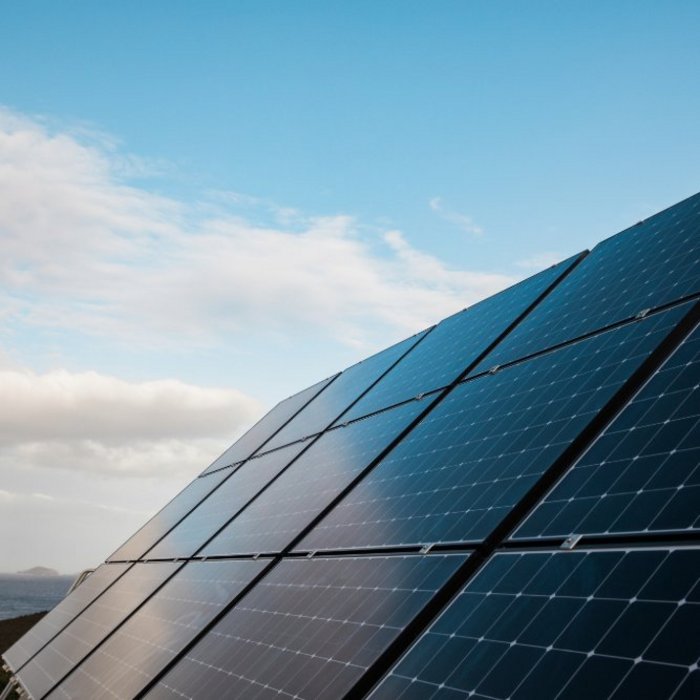 Solarmodule unter blauem Himmel.