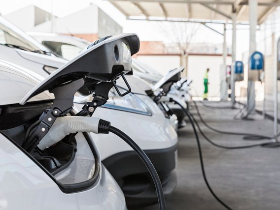 Parkende Elektrofahrzeuge an Ladesäulen angeschlossen