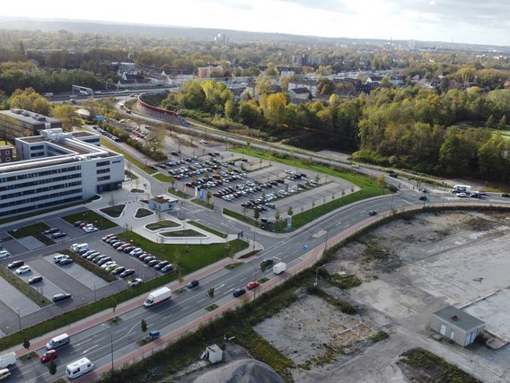 Parkplatz mit Bürogebäude