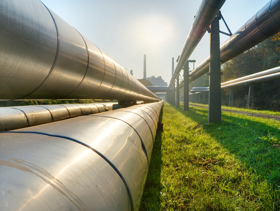 Industrielle Landschaft mit mehreren großen Rohrleitungen
