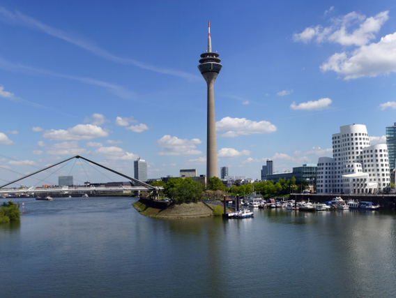 Rheinpanorama von Düsseldorf mit Rheinturm und Bürogebäuden