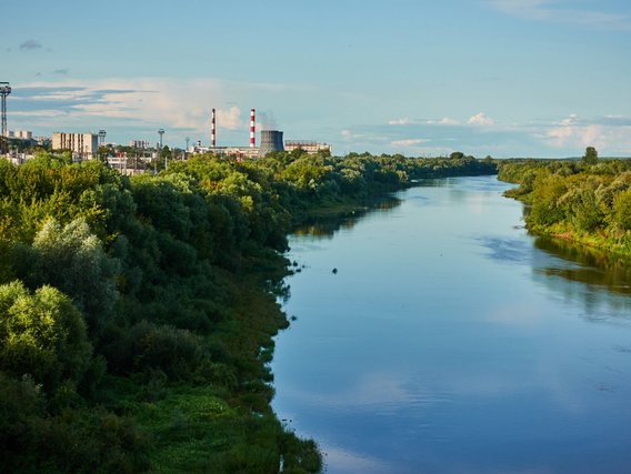 Fluss, Landschaft, blauer Himmel, Fabrik, Schornstein, Kühlturm