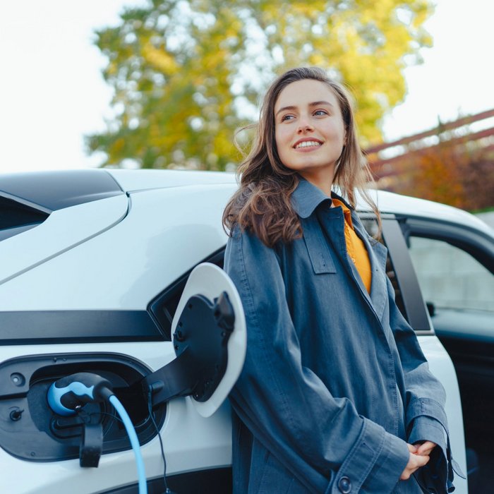 Frau, Auto, Baum, Himmel, Ladevorgang, Sonne, Elektromobilität